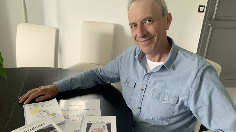 Prtrait de Jean-Alain Charbonneau devant ses publications